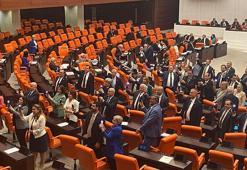 CHP Grubu, asgari ücret ve emeklilere zam talebiyle cep telefonlarının ışığını açıp kapattı