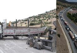 Manisa'da kamyon devrildi; 12 kilometrelik araç kuyruğu dronla görüntülendi