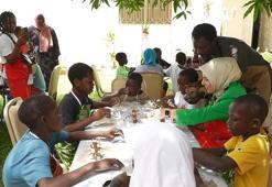 Bakan Göktaş Senegalli yetim çocuklarla kilden baobab ağacı heykeli yaptı