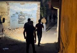 Diyarbakır'da silahlı kavgada 1'i yoldan geçen 2 kişi yaralandı; sağlıkçılar arada kaldı