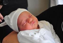 Anne karnındaki Vera bebek, göbek kordonundan yapılan kan nakliyle yaşama tutundu