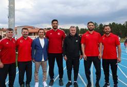 Bakan Bak olimpiyatlara hazırlanan sporcuları ziyaret etti