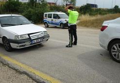 Ekip otosuna çarpınca yakalanan şüphelilerin camdan attıkları paketlerden uyuşturucu çıktı