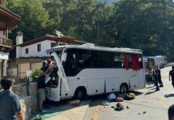 Muğla'da tur otobüsü park halindeki araçlara çarptı, 1 çocuk öldü, 33 yaralı