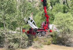 Heyelanla Tortum Çayı'na sürüklenen araçta kaybolan bebeği 50 kişilik ekip arıyor