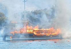 Marmaris'te tur teknesi yandı, tahliye edilen 39 kişiden yaralı 4'ü hastaneye sevk edildi