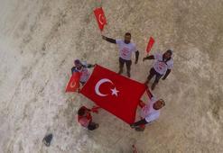 Motosikletli grup, 3 bin 300 rakıma çıkıp karlı zirvede Türk bayrağı açtı