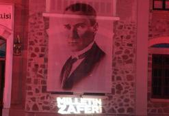 Ankara'da Cumhuriyet Müzesi'ne ışık boyama tekniği ile Türk bayrağı yansıtıldı