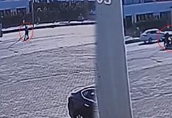 Yolun karşısına geçerken motosiklet çarptı: 3 yaralı