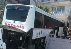 Yolcu otobüsünün eve çarptığı kaza kamerada: 1 ölü, 15 yaralı