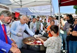 Tarihi Mısır Çarşısı’nda 20 bin kişilik aşure dağıtıldı