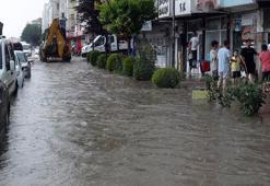 Yozgat’ta şiddetli yağmur caddeleri göle çevirdi