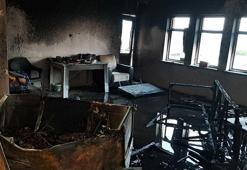 Evini yaktı balkona çıkıp, jiletle kendisine zarar verdi