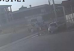 Minibüsle çarpışan triportörde 2 kişi yaralandı; kaza kamerada