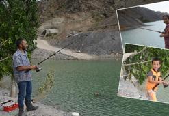 Yarısı suya gömülen köylerine olta attılar