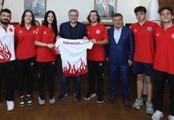 Bakan Bak, şampiyon yüzücüleri kabul ederek tebrik etti