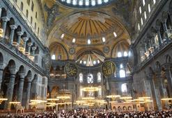 Vakıflar Genel Müdürlüğü Ayasofya Camisi'nde aşure dağıttı