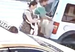 Anne ve bebeğine hafif ticari araç çarptı; kaza kamerada