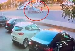 Koşarak yolun karşısına geçmeye çalışan Ahmet’e otomobil çarptı; kaza anı kamerada