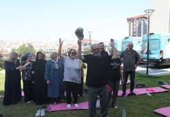 Bağcılar’da yaşlılar kahkaha seansı ile eğlendi