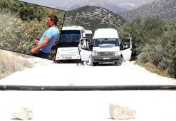 Toz nedeniyle güllerinin kuruduğunu söyleyip, arazisinden geçen yolu kapattı