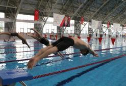 Yüzmeyi öğretip şampiyon yaptıkları öğrenciler, milli takım seçmelerine hazırlanıyor