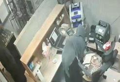 İki kadının işyeri sahibini oyalayarak paraları çaldıkları anlar kamerada