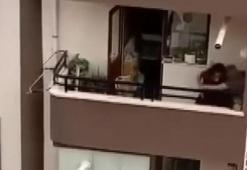Balkonda tartıştığı annesini bıçakla yaraladı; olay anı kamerada