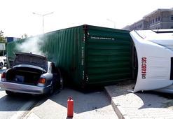 TIR, otomobilin üzerine devrildi: 1'i çocuk 2 yaralı