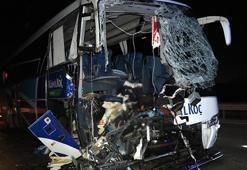 Yolcu otobüsü, yem yüklü kamyona çarptı: 1 ölü, 36 yaralı