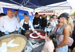 Küçükçekmece’de vatandaşlara aşure ikram edildi