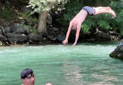 Sıcaktan bunalanlar, Dağlıca'daki Avaşin Deresi'nde yüzdü