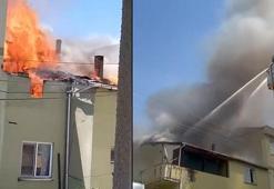 3 katlı binanın çatı katında çıkan yangın, bitişikteki binaya da sıçradı