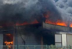Manisa'da plastik fabrikasında çıkan yangın kontrol altında