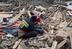 Ukrayna’da kurtarma görevlisi, evinin enkazından eşini çıkardı