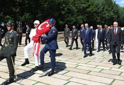 Cumhurbaşkanı Erdoğan, YAŞ üyeleri ile Anıtkabir'i ziyaret etti