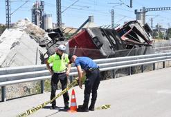 Lokomotif manevra yaparken beton bloğa çarpıp devrildi: 2 makinist yaralı