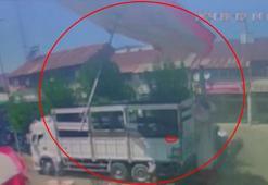 İş yerinin önündeki şemsiye, kuvvetli rüzgarda uçtu