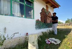 Ani Ören Yeri'ndeki yapıları evinin duvarına çizdi