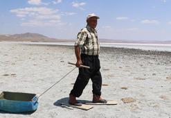 Tuzla Gölü'nde geleneksel yöntemle çıkarılan tuz, bu yıl kuraklık nedeniyle çıkarılamadı