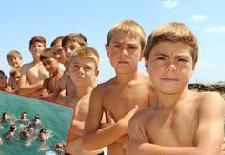 Van Gölü'nde yüzen çocukların saçları sarı oluyor