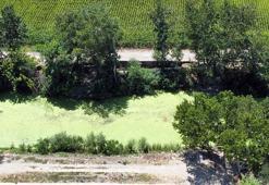 Tunca Nehri kurudu, yanındaki yolda 2 metrelik yarık ve çökme oldu