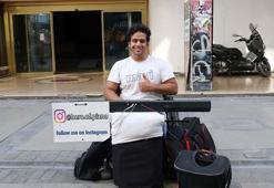 Engelleri aştı, piyanosuyla hem sokak müzisyenliği hem de eğitmenlik yapıyor