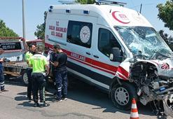 Tankere çarpan ambulansın sürücüsü ile 2 acil tıp teknisyeni yaralandı