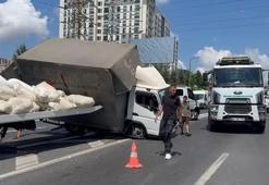 TEM Otoyolu'nda kamyonet devrildi; trafik durma noktasına geldi