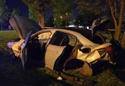 Üsküdar'da hızını alamayan otomobil ağaca çarptı: 3 yaralı