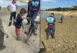Bisikletle gezerken balçığa saplanan 2 çocuğu itfaiye ekipleri kurtardı