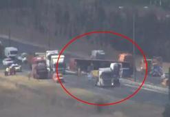 Çatalca TEM'de lastiği patlayan TIR devrildi