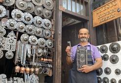 'UNESCO Çilingiri'nin yaptığı metal eşyalar, tarihi konakların kapılarını süslüyor