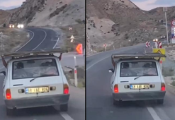 Otomobilin üstündeki demir kapıyla tehlikeli yolculuk
